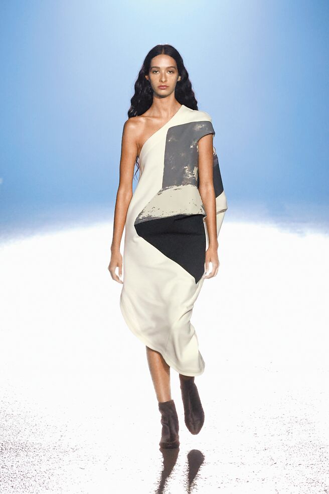 TORSO JUXTAPOSE系列，与TORSO使用同种布料，将黏土艺术品转化为服装。（君梵提供）