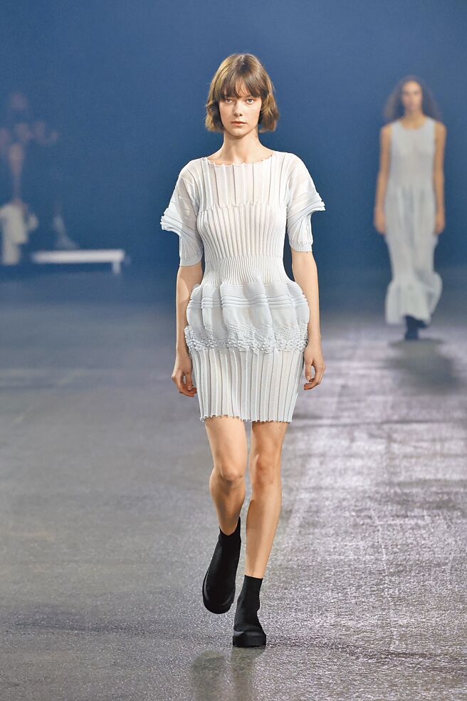 ASSEMBLAGE也是无缝针织系列，运用纱线结合多种编织技术，塑造立体造型。（君梵提供）