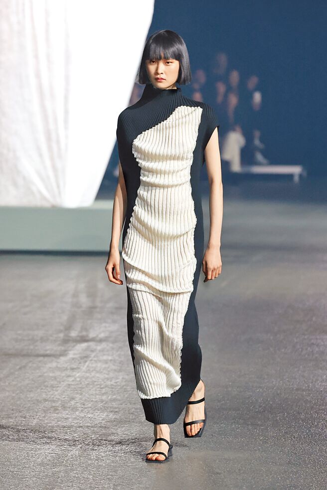 该洋装可前后两面穿，是以身体线条为灵感的雕塑图案启发。（君梵提供）