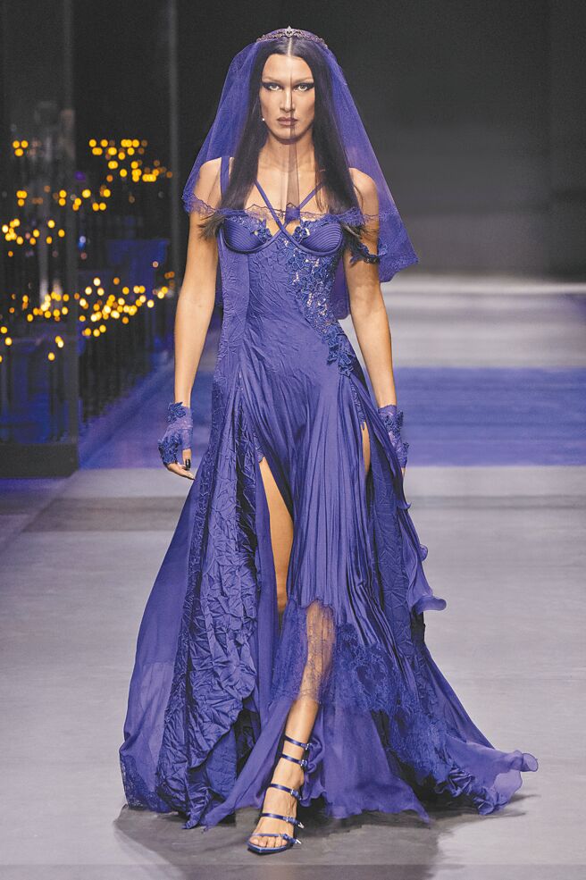 超模贝拉哈蒂德（Bella Hadid）以本季重点色紫色洋装，披上紫色薄纱飒气十足。（VERSACE提供）