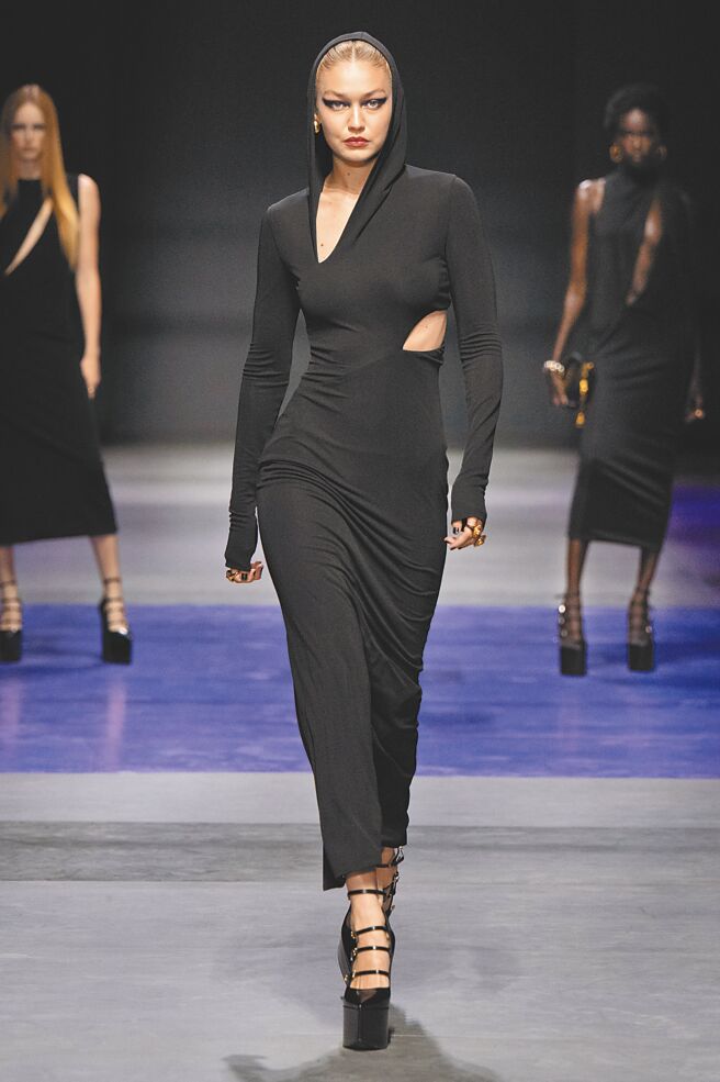 超模吉吉哈蒂德（Gigi Hadid）以贴身连帽针织洋装现身，演绎VERSACE创意总监眼中的自信女人魅力。（VERSACE提供）