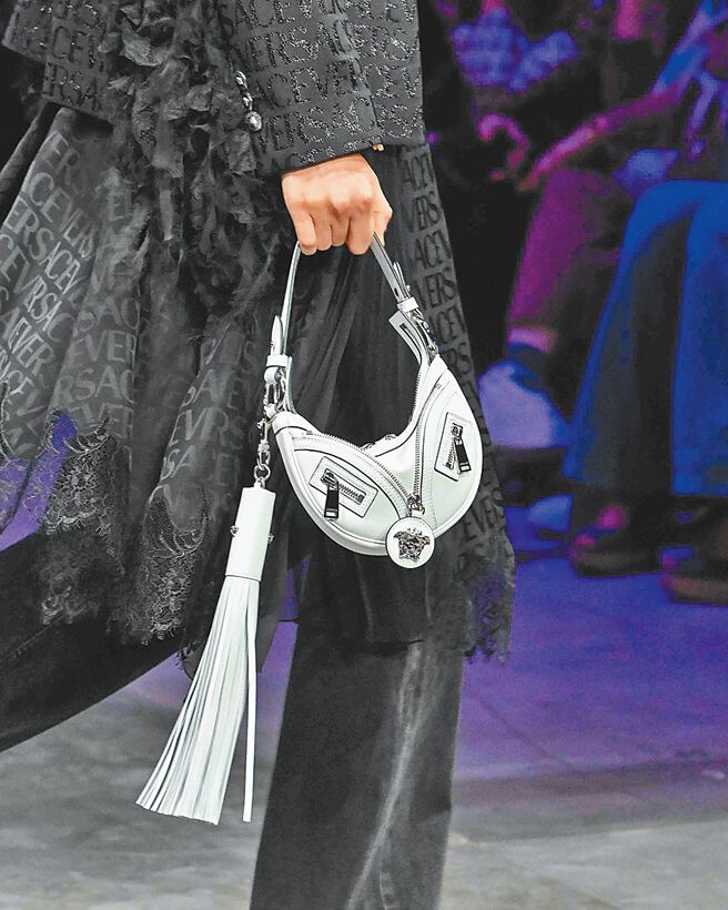 VERSACE 2023春夏女装系列配件。（VERSACE提供）