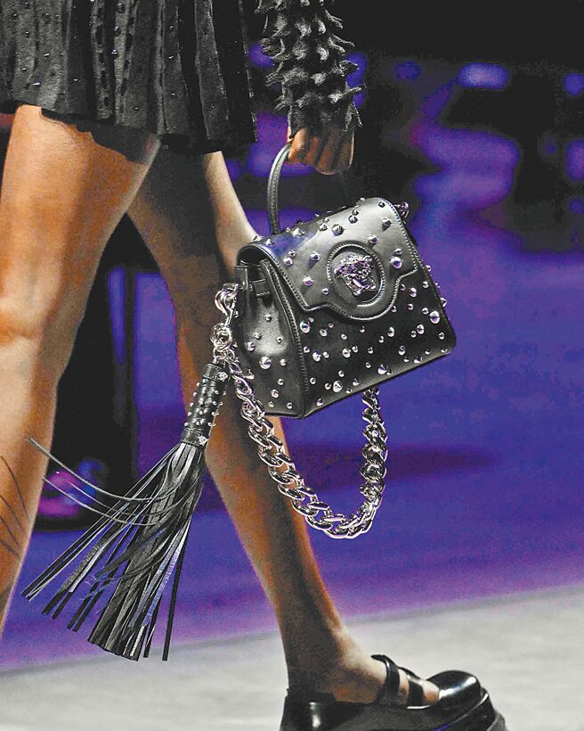 La Medusa系列包款推出运用铆钉、皮革流苏和亮面材质的包款。（VERSACE提供）