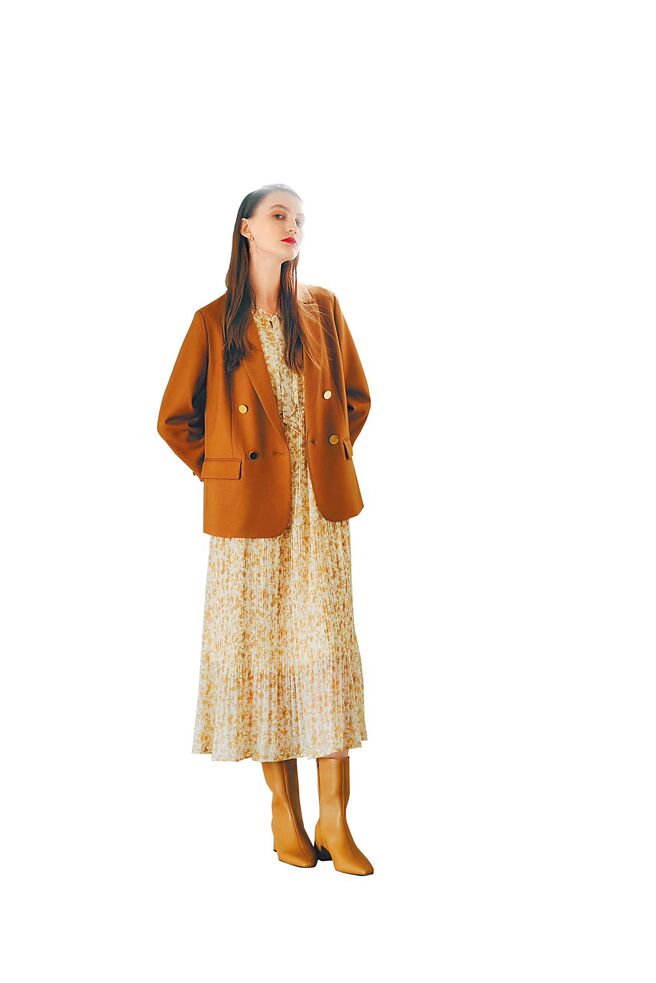 YECCA VECCA金属扣西装外套原价6880元，特价5840元；印花抽褶洋装原价4580元，特价3890元。（SOGO提供）