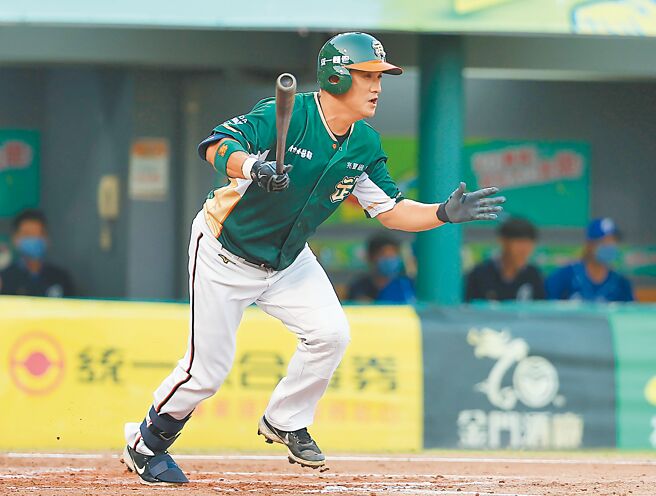 中华职棒统一狮队野手潘武雄1日在台南棒球场举行引退赛，先发扛3棒、指定打击。（中央社）