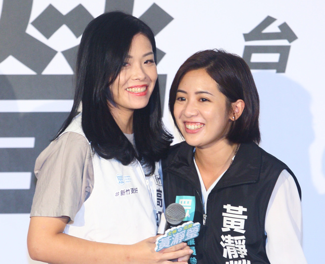 民眾党台北市议员参选人黄瀞莹（右）竞选总部1日成立，民眾党新竹市长参选人高虹安（左）等人应邀出席。（张铠乙摄）