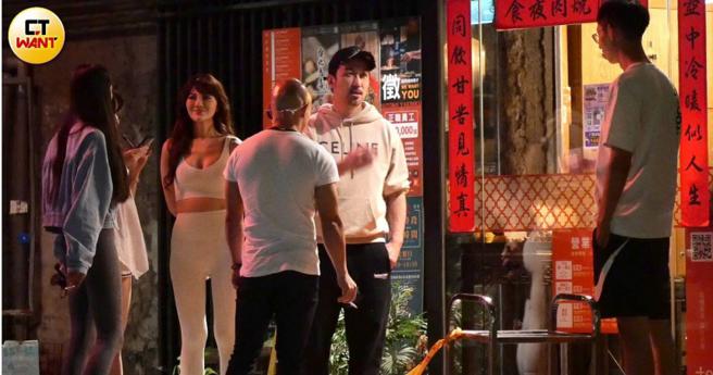 李进良与数名友人聚餐吃烧肉，席间这群人不时到餐厅外抽菸解瘾。（图／本刊摄影组）