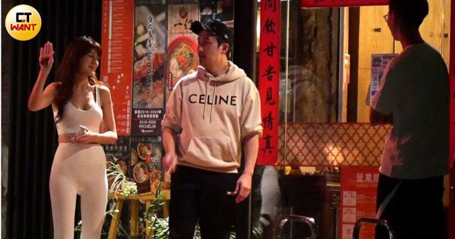 性感辣妹不知讲到什么，还比出发誓的手势。（图／本刊摄影组）