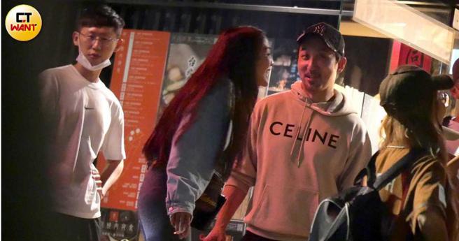 正妹靠李进良很近，逗得他开心地笑出来。（图／本刊摄影组）