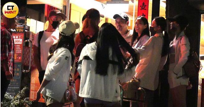 李进良被一群妹妹簇拥着，模样看起来也挺年轻。（图／本刊摄影组）