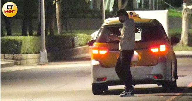 聚会结束后李进良搭小黄返家休息。（图／本刊摄影组）