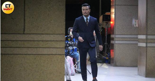 上月底李銘忠現身台北市中山區拍電影，一身筆挺西裝，壯碩身型藏不住。（圖／本刊攝影組）