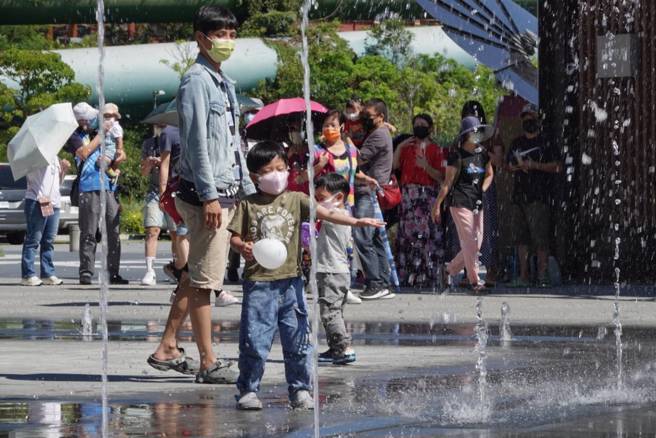 「秋老虎」发威，民眾外出戏水。今、明高温达37度，应注意中暑。（黄子明摄）