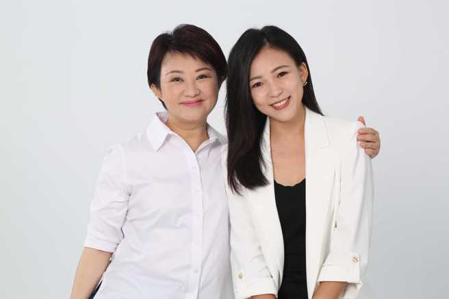 国民党发言人、高雄市左楠区议员候选人白乔茵（右）表示，自己与台中市长卢秀燕（左）都是媒体人步入政坛，展现热情与傻劲，不像某些人污名化「媒体人」这3个字。（图／翻摄自白乔茵脸书）