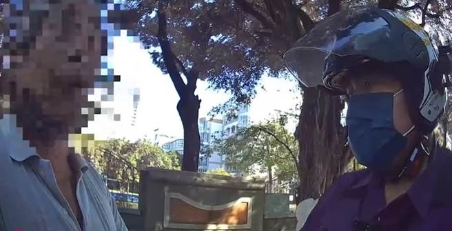 高雄59歲林姓男子因習慣飯後抽菸，吃完早餐後騎車將菸叼在口中但還未點燃，員警經過他身旁好心提醒林男抽菸會違規時，林男卻神情緊張直喊「我沒有喝」，令員警起疑。果不其然，確認身分時發現林男是毒品案通緝犯，員警依規定將他解送歸案。（翻攝照片／崔正綱高雄傳真）