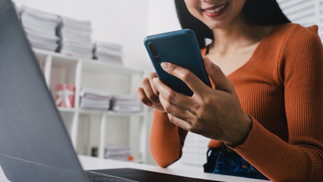 人妻被丈夫发现与1名男子互传咸湿讯息，包含「你要上楼，我就脱光衣服等你啊」、「我允许妳光着穿睡衣」还有多张裸照，丈夫提告求偿100万。（示意图/shutterstock）