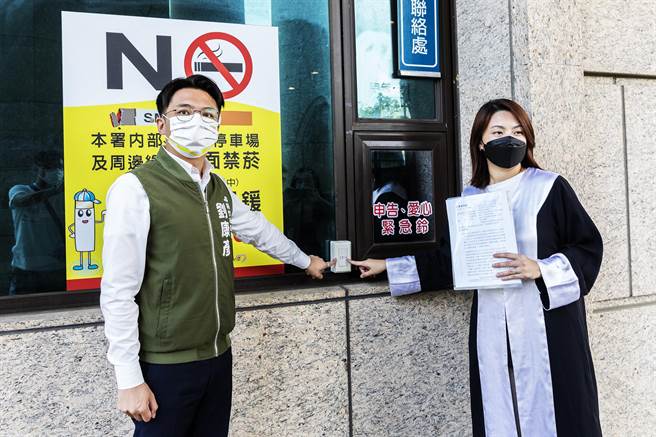 民进党新竹市长参选人沈慧虹竞选团队发言人刘康彦（左）和律师林家琪（右）到新竹地检署按铃控告吴子嘉违反选罢法及诽谤。（罗浚滨摄）