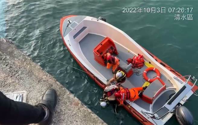 田男落海后，其他钓客见状，火速用钓竿将他固定，并打119求救。（港务消防队提供）