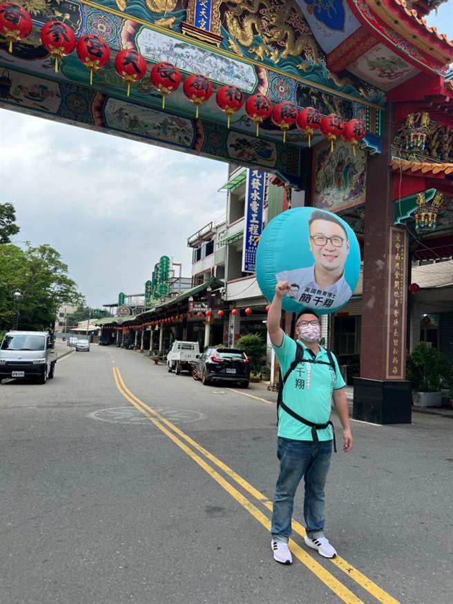 南投县议员参选人简千翔，徒步走访选区。（简千翔提供／廖志晃南投传真）