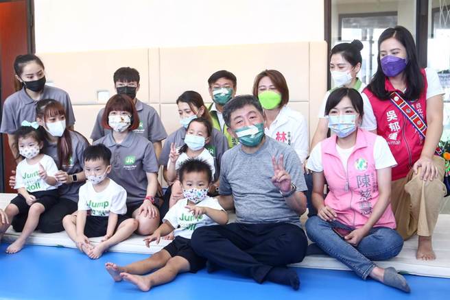 民進黨台北市長參選人陳時中1日舉辦競總成立大會，副總統賴清德助講時脫口「台北市是疫情的開始」遭轟失言，國民黨台北市長參選人蔣萬安競選辦公室更批評，台北既是故鄉為何要歧視、傷害它？對此，陳時中（右2）3日參訪J＆R兒童體能操運動學苑受訪說，「說我歧視或傷害台北，這種是一個誣蔑之詞」，強調當衛福部長期間，不會獨厚台北，也不會獨害台北。（鄧博仁攝）