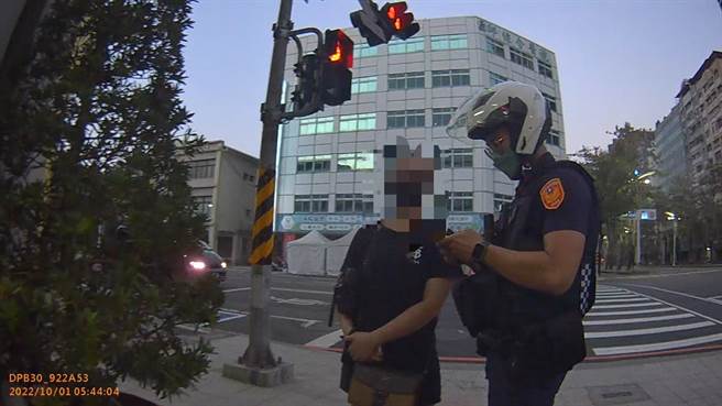 洪男的女友吳女接到電話後得知男友遭逮，趕緊跑來派出所，一查身分發現吳女是屏東地檢署於111年09月20日所發布的毒品通緝犯，立即也將吳女逮捕。（高市苓雅分局提供／楊舒婷高雄傳真）