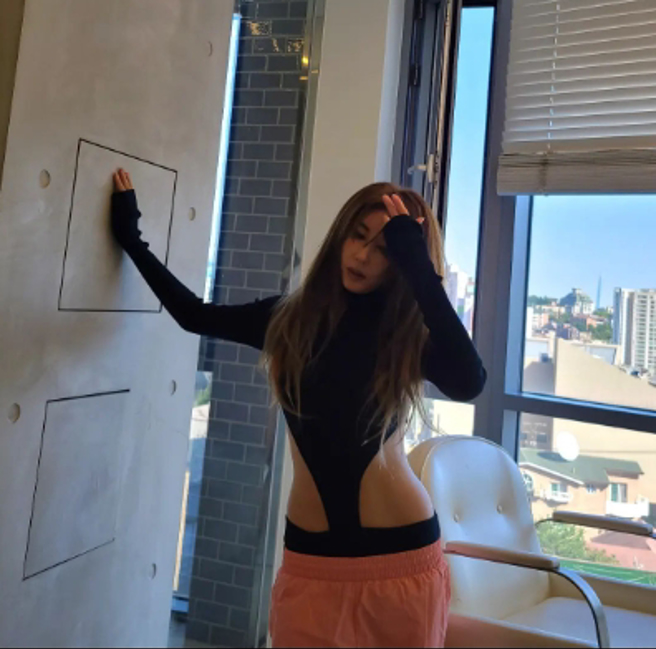 金元萱曬出一張性感露腰照，引發粉絲熱議。（圖／翻攝自金元萱IG@kimwansunflower）