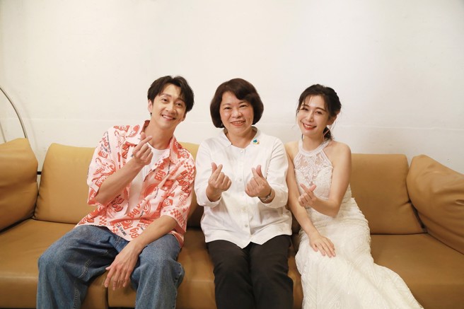 左起：陳漢典、黃敏惠市長、Albee 范乙霏。（圖/嘉義市政府提供）