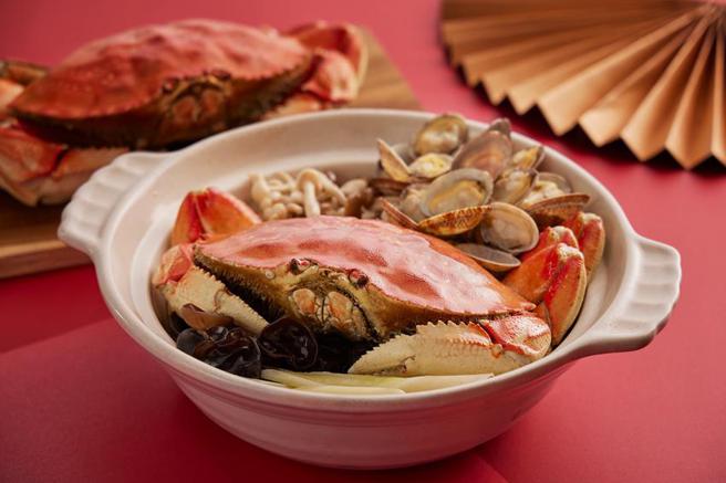（台北寒舍艾美寒舍食谱推出「花甲黄金蟹什菜煲」，以当令活蟹与鲜嫩海瓜子、鸿喜菇、川耳及西芹同烹共烩。图／寒舍艾美酒店提供）