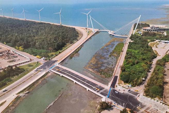 台中港联外滨海桥改建，于九月底正式完工，预定年底通车。（陈世宗翻摄）