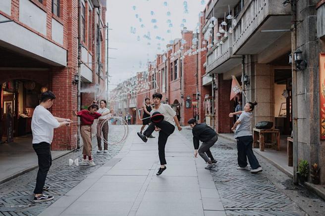 「狂梦艺术」打破舞臺上下的界线，邀请民眾随演出者走入园区的建筑巷弄，挖掘传统记忆与技艺。　图：全联善美的文化艺术基金会／提供