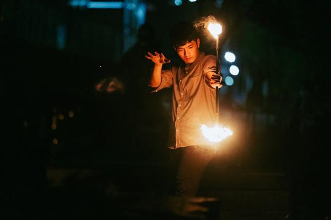 ▲融合舞蹈、马戏、火舞的《红砖墙缝里的「ㄐㄧˋ ㄧˋ」》演出，10月10日至10月31日于宜兰传艺园区登场。　图／全联善美的文化艺术基金会提供