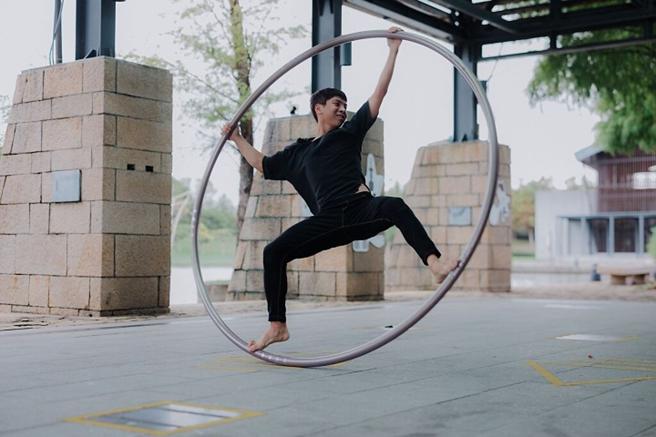 ▲《红砖墙缝里的「ㄐㄧˋ ㄧˋ」》透过移动的演出形式，将观者带入故事中，藉由不同视角和体验，与观眾一同完成专属宜兰传艺的现地作品。　图／全联善美的文化艺术基金会提供