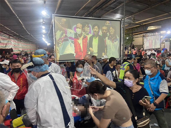 台北市环南综合市场昨晚间举办摊商联谊晚会，一名49岁程性男子昏倒送医，当时无党籍参选人黄珊珊。（陈薏云摄）