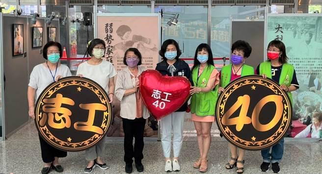 高雄市社会局推动经济弱势市民微型保险，图为志工团日前传递爱心给市府长官，象徵将爱心传到每个角落。（社会局提供／林瑞益高雄传真）