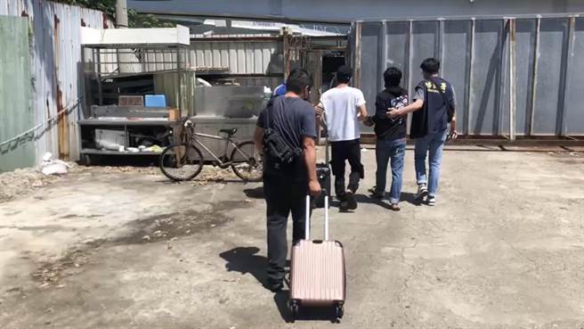 移民署專勤隊員遣送失聯移工。（翻攝畫面）