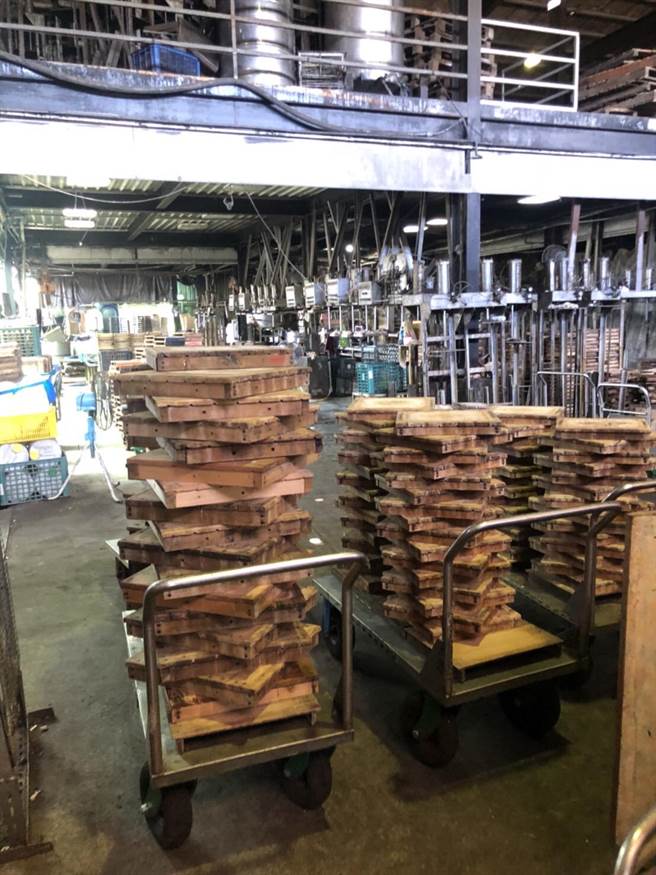 地板濕滑臭氣沖天的豆腐工廠非法僱用失聯移工。（翻攝畫面）