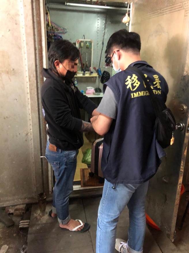 移民署專勤隊人員查獲失聯移工。（翻攝畫面）