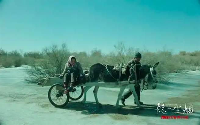 紀錄甘肅農村電影《隱入塵煙》突然被下架，港媒批：低級紅。（摘自微博）