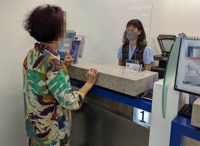 台中市太平区1位50多岁的陈姓妇人日前急奔银行欲匯20万元到指定帐户，幸行员机警一问才知又是投资飙股诈骗哏。（台中市太平警分局提供／冯惠宜台中传真）