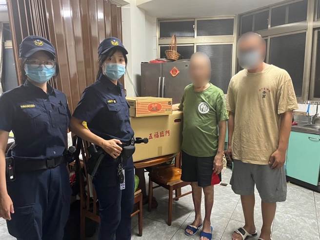 重阳节将至，丰原警分局日前将辖内宫庙赠予的泡麵、饼乾等爱心物资，透过8所所长亲自转赠给辖内独居、弱势长者。（丰原警分局提供／陈淑娥台中传真）