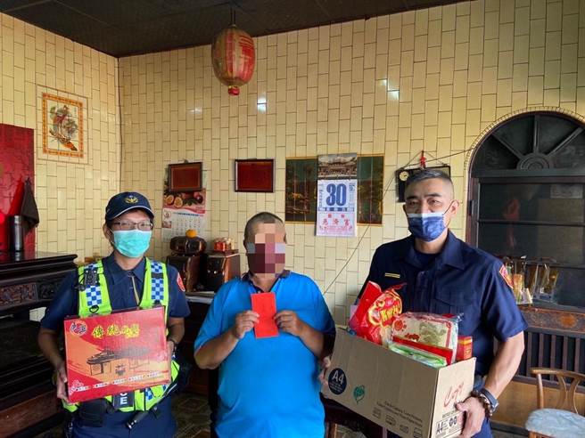 重阳节将至，丰原警分局日前将辖内宫庙赠予的泡麵、饼乾等爱心物资，透过8所所长亲自转赠给辖内独居、弱势长者。（丰原警分局提供／陈淑娥台中传真）