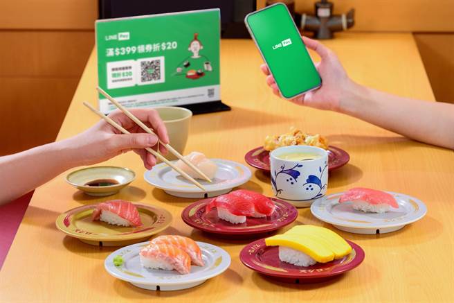 LINE Pay用户于寿司郎门市现场扫描活动QR code并加入寿司郎LINE官方帐号，即可下载限量LINE Pay优惠券。（LINE Pay提供）