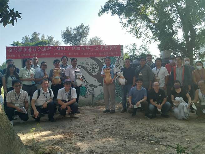 环保署与金门县政府、成功大学、臺湾科技大学共同合作设置「金门县多层复合滤料（MSL）试验模场」，净化太湖水质(图／金门县环保局提供)