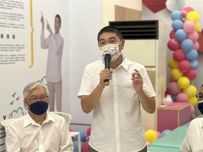 国民党基隆市长参选人谢国梁回应，匯款单已整理好，若有人说他洗钱，一定要求回復名誉。（陈彩玲摄）