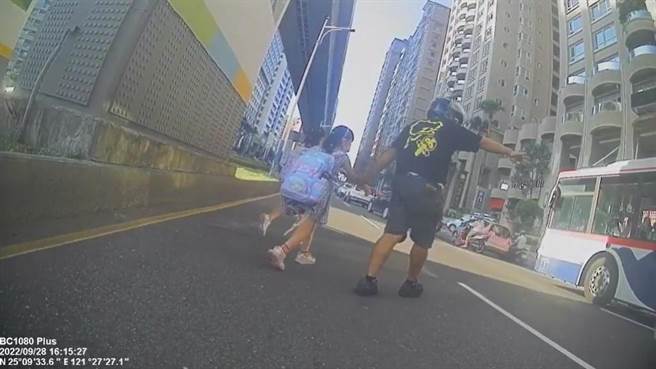 日前有名機車騎士路過淡金路時，發現有2名女童受困在中央的分隔島上，他見狀立刻下車協助2名女童穿越馬路，帶往安全地帶。(已授權，擷取自「細說淡水」網路群組)