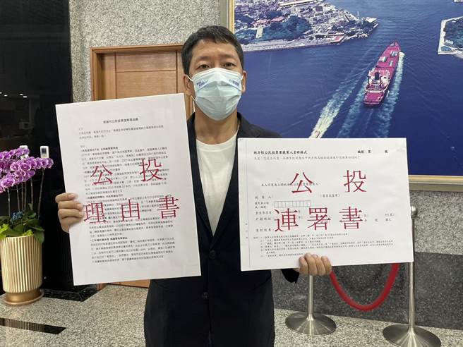 国民党高市议员黄绍庭3日赴议会总质询，他认为高铁若没有进入高雄市区，而是直接从新左营站接到屏东站，对南高雄的发展会有极大影响，因此，黄绍庭宣布将发起高铁是否延伸高雄车站的公投提案。（洪浩轩摄）