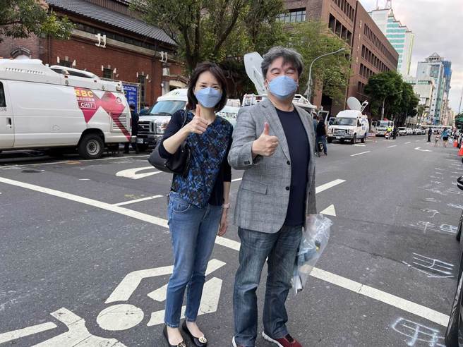 中央流行疫情指挥中心指挥官王必胜1日携同夫人尤香玉出席民进党台北市长参选人陈时中竞选总部成立大会，有默契的一同比讚。（资料照）
