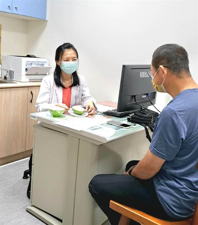 透過2個月醫療與營養搭配「雙管齊下」的控制，陳男的糖化血色素降至糖尿病控制的標準。（大里仁愛醫院提供／潘虹恩台中傳真）