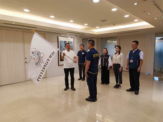 新北市长侯友宜于今日上午授予「新北打诈队」旗帜。（新北市刑大提供／李奇叡新北传真）