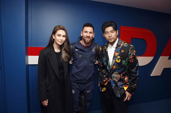 周董（右）與昆凌（左）巴黎看秀前與梅西開心合照。（杰威爾音樂提供）